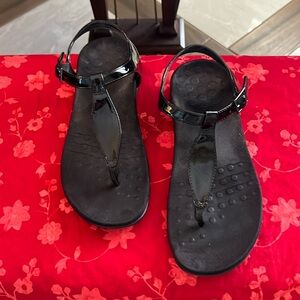 Vionic Black thong sandals with strap size 7 EUC